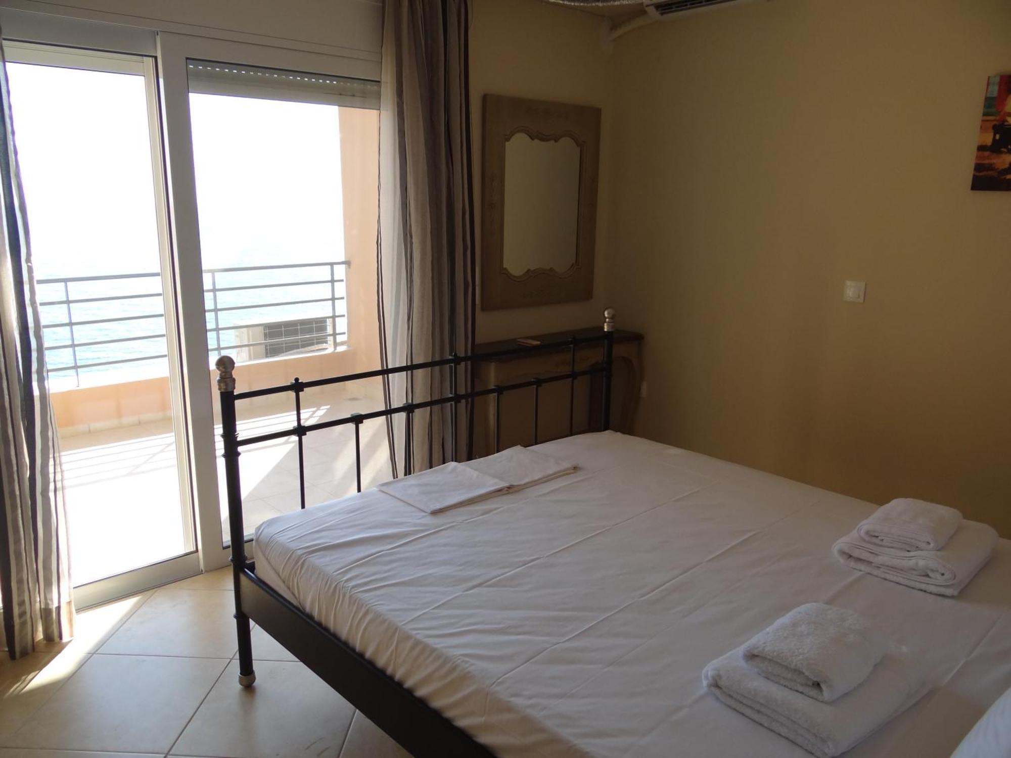 Aperanto House Paralia Loutsas Номер фото